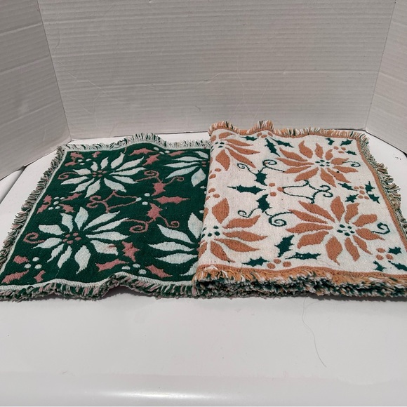 Set of 2 reversible poinsettia pattern fabric placemats - Picture 4 of 5